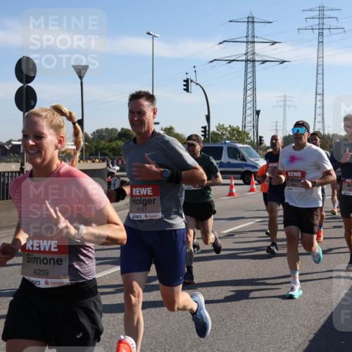 03.10.2025 - Köhlbrandbrückenlauf Julia Fischer http://msf.ph/oto/8999281 03.10.2025 12:11:51 Position 3 4209, 6151, 5966 meine-sportfotos.de