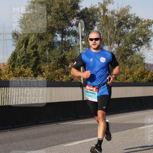 03.10.2025 - Köhlbrandbrückenlauf Luisa Fischer http://msf.ph/oto/8999305 03.10.2025 10:40:56 Position 3 2937 meine-sportfotos.de