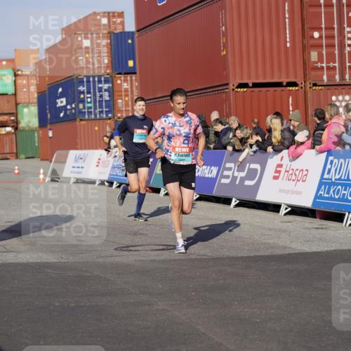 03.10.2025 - Köhlbrandbrückenlauf Michael Burmester http://msf.ph/oto/8999332 03.10.2025 10:03:50 Ziel 1039, 1216, 1309, 3138, 3236, 3462, 3465, 3821 meine-sportfotos.de