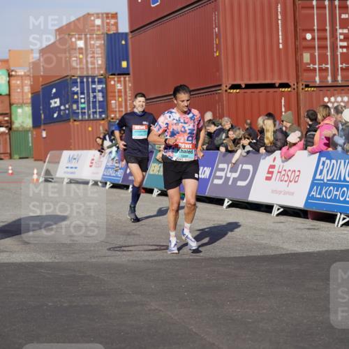 03.10.2025 - Köhlbrandbrückenlauf Michael Burmester http://msf.ph/oto/8999341 03.10.2025 10:03:50 Ziel 1039, 1216, 1309, 3138, 3236, 3462, 3465, 3821 meine-sportfotos.de