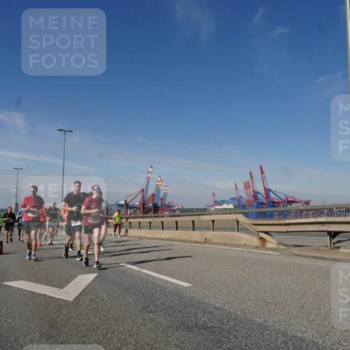 03.10.2025 - Köhlbrandbrückenlauf Matties Gatica Varas http://msf.ph/oto/8999371 03.10.2025 12:52:13 Position 2  meine-sportfotos.de
