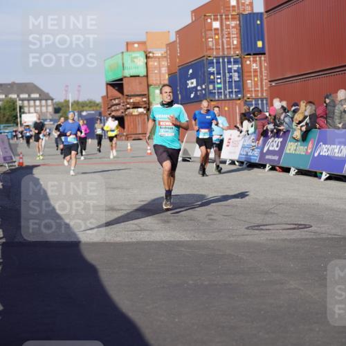 03.10.2025 - Köhlbrandbrückenlauf Michael Burmester http://msf.ph/oto/8999385 03.10.2025 10:03:58 Ziel 1141, 1543, 2732, 2798, 3138 meine-sportfotos.de