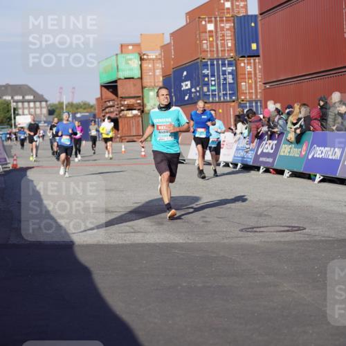 03.10.2025 - Köhlbrandbrückenlauf Michael Burmester http://msf.ph/oto/8999394 03.10.2025 10:03:58 Ziel 1141, 1543, 2732, 2798, 3138 meine-sportfotos.de