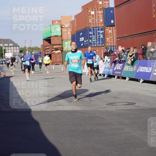 03.10.2025 - Köhlbrandbrückenlauf Michael Burmester http://msf.ph/oto/8999405 03.10.2025 10:03:58 Ziel 1141, 1543, 2732, 2798, 3138 meine-sportfotos.de