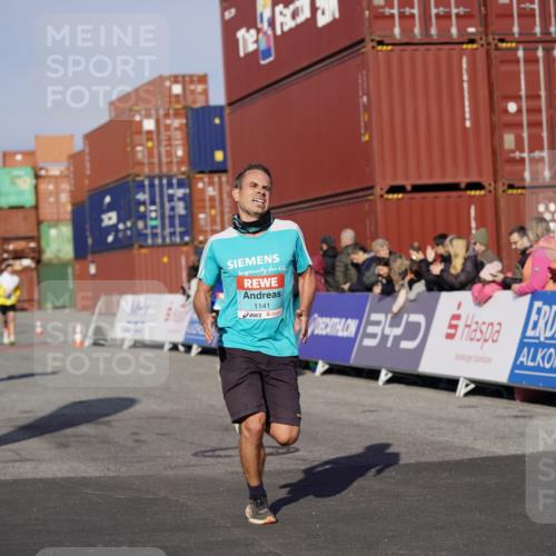 03.10.2025 - Köhlbrandbrückenlauf Michael Burmester http://msf.ph/oto/8999411 03.10.2025 10:04:00 Ziel 1141, 1543, 2732, 2798 meine-sportfotos.de