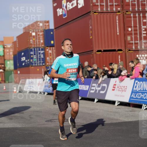 03.10.2025 - Köhlbrandbrückenlauf Michael Burmester http://msf.ph/oto/8999423 03.10.2025 10:04:00 Ziel 1141, 1543, 2732, 2798 meine-sportfotos.de