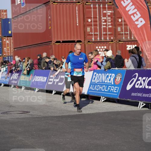 03.10.2025 - Köhlbrandbrückenlauf Michael Burmester http://msf.ph/oto/8999441 03.10.2025 10:04:02 Ziel 1056, 1141, 1543, 1702, 2732, 2791, 2798, 3766 meine-sportfotos.de