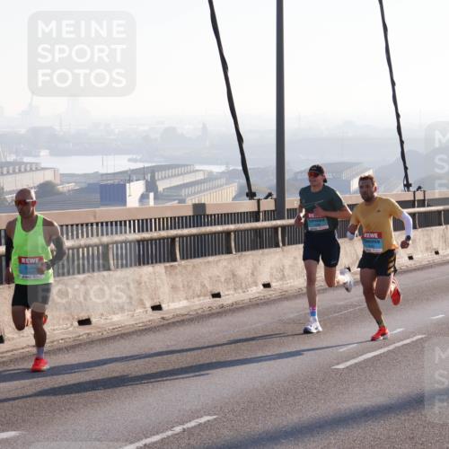 03.10.2025 - Köhlbrandbrückenlauf Julia Fischer http://msf.ph/oto/8999445 03.10.2025 09:16:03 Position 1  meine-sportfotos.de