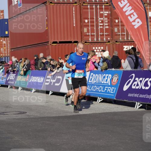 03.10.2025 - Köhlbrandbrückenlauf Michael Burmester http://msf.ph/oto/8999456 03.10.2025 10:04:02 Ziel 1056, 1141, 1543, 1702, 2732, 2791, 2798, 3766 meine-sportfotos.de