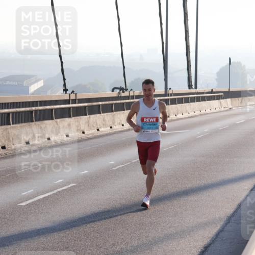 03.10.2025 - Köhlbrandbrückenlauf Julia Fischer http://msf.ph/oto/8999487 03.10.2025 09:16:28 Position 1 1013 meine-sportfotos.de