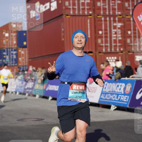 03.10.2025 - Köhlbrandbrückenlauf Michael Burmester http://msf.ph/oto/8999509 03.10.2025 10:04:04 Ziel 1056, 1141, 1533, 1543, 1702, 2732, 2791, 2798, 3766, 3830 meine-sportfotos.de