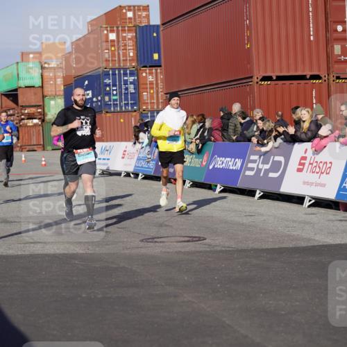03.10.2025 - Köhlbrandbrückenlauf Michael Burmester http://msf.ph/oto/8999535 03.10.2025 10:04:06 Ziel 1056, 1141, 1245, 1533, 1543, 1702, 2732, 2791, 2798, 3067, 3766, 3830 meine-sportfotos.de