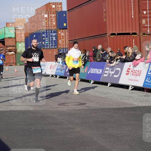 03.10.2025 - Köhlbrandbrückenlauf Michael Burmester http://msf.ph/oto/8999546 03.10.2025 10:04:06 Ziel 1056, 1141, 1245, 1533, 1543, 1702, 2732, 2791, 2798, 3067, 3766, 3830 meine-sportfotos.de
