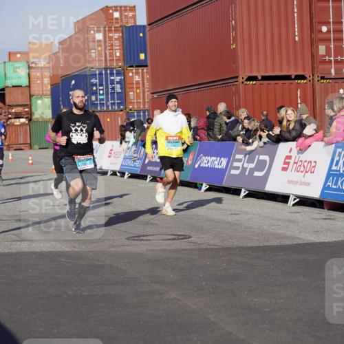 03.10.2025 - Köhlbrandbrückenlauf Michael Burmester http://msf.ph/oto/8999557 03.10.2025 10:04:06 Ziel 1056, 1141, 1245, 1533, 1543, 1702, 2732, 2791, 2798, 3067, 3766, 3830 meine-sportfotos.de