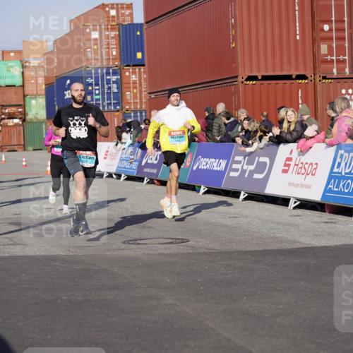 03.10.2025 - Köhlbrandbrückenlauf Michael Burmester http://msf.ph/oto/8999569 03.10.2025 10:04:06 Ziel 1056, 1141, 1245, 1533, 1543, 1702, 2732, 2791, 2798, 3067, 3766, 3830 meine-sportfotos.de