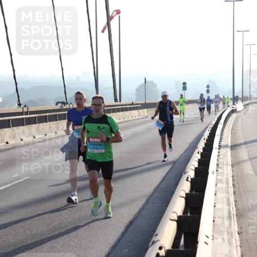03.10.2025 - Köhlbrandbrückenlauf Julia Fischer http://msf.ph/oto/8999571 03.10.2025 09:17:47 Position 1 10, 2702 meine-sportfotos.de