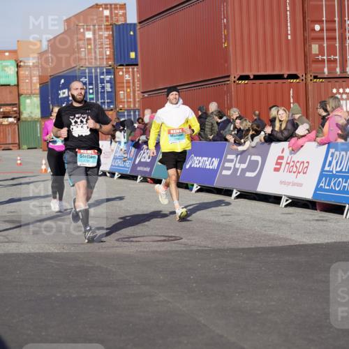 03.10.2025 - Köhlbrandbrückenlauf Michael Burmester http://msf.ph/oto/8999579 03.10.2025 10:04:06 Ziel 1056, 1141, 1245, 1533, 1543, 1702, 2732, 2791, 2798, 3067, 3766, 3830 meine-sportfotos.de
