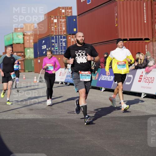 03.10.2025 - Köhlbrandbrückenlauf Michael Burmester http://msf.ph/oto/8999601 03.10.2025 10:04:07 Ziel 1056, 1245, 1533, 1543, 1702, 2732, 2791, 2798, 3067, 3766, 3830 meine-sportfotos.de