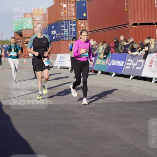 03.10.2025 - Köhlbrandbrückenlauf Michael Burmester http://msf.ph/oto/8999621 03.10.2025 10:04:08 Ziel 1056, 1245, 1533, 1543, 1702, 2732, 2791, 2798, 3067, 3766, 3830 meine-sportfotos.de