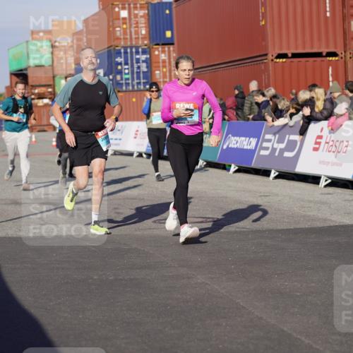 03.10.2025 - Köhlbrandbrückenlauf Michael Burmester http://msf.ph/oto/8999630 03.10.2025 10:04:08 Ziel 1056, 1245, 1533, 1543, 1702, 2732, 2791, 2798, 3067, 3766, 3830 meine-sportfotos.de