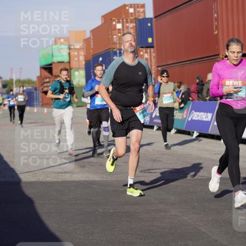 03.10.2025 - Köhlbrandbrückenlauf Michael Burmester http://msf.ph/oto/8999640 03.10.2025 10:04:09 Ziel 1056, 1245, 1533, 1702, 2323, 2791, 2798, 3067, 3766, 3830 meine-sportfotos.de
