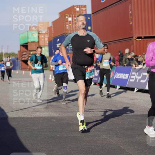 03.10.2025 - Köhlbrandbrückenlauf Michael Burmester http://msf.ph/oto/8999658 03.10.2025 10:04:09 Ziel 1056, 1245, 1533, 1702, 2323, 2791, 2798, 3067, 3766, 3830 meine-sportfotos.de