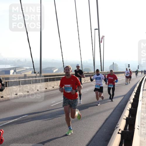 03.10.2025 - Köhlbrandbrückenlauf Julia Fischer http://msf.ph/oto/8999668 03.10.2025 09:18:26 Position 1 2402 meine-sportfotos.de