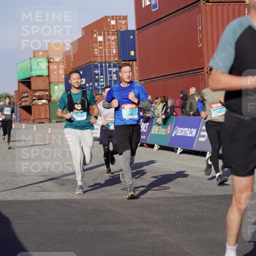 03.10.2025 - Köhlbrandbrückenlauf Michael Burmester http://msf.ph/oto/8999669 03.10.2025 10:04:10 Ziel 1056, 1245, 1533, 1702, 2323, 2791, 3067, 3766, 3830 meine-sportfotos.de