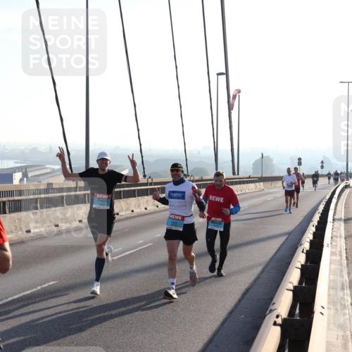 03.10.2025 - Köhlbrandbrückenlauf Julia Fischer http://msf.ph/oto/8999674 03.10.2025 09:18:27 Position 1 2402 meine-sportfotos.de
