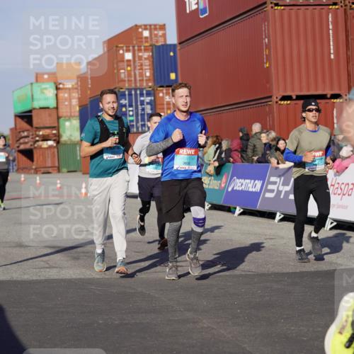 03.10.2025 - Köhlbrandbrückenlauf Michael Burmester http://msf.ph/oto/8999689 03.10.2025 10:04:10 Ziel 1056, 1245, 1533, 1702, 2323, 2791, 3067, 3766, 3830 meine-sportfotos.de
