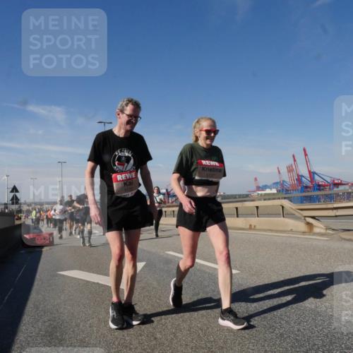 03.10.2025 - Köhlbrandbrückenlauf Matties Gatica Varas http://msf.ph/oto/8999696 03.10.2025 12:52:38 Position 2 153, 5172, 5137 meine-sportfotos.de