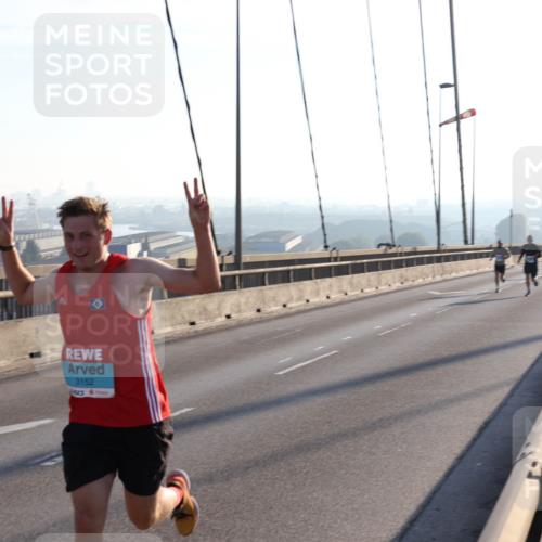 03.10.2025 - Köhlbrandbrückenlauf Julia Fischer http://msf.ph/oto/8999707 03.10.2025 09:18:36 Position 1 3152 meine-sportfotos.de