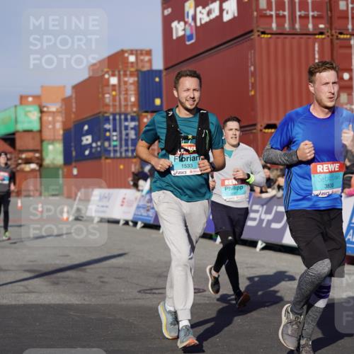 03.10.2025 - Köhlbrandbrückenlauf Michael Burmester http://msf.ph/oto/8999711 03.10.2025 10:04:11 Ziel 1056, 1245, 1370, 1533, 1702, 2323, 2791, 3067, 3766, 3830 meine-sportfotos.de