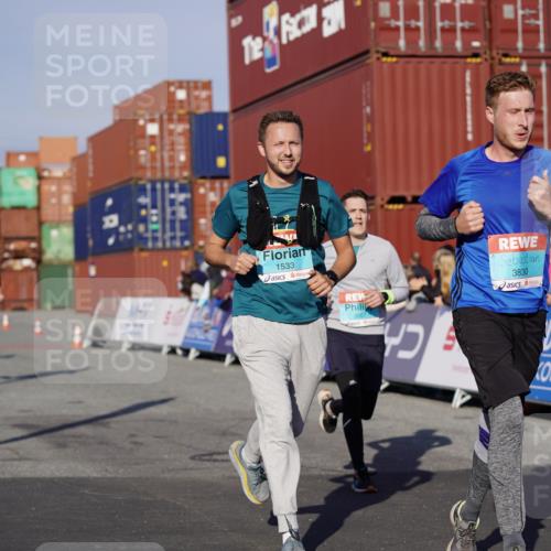 03.10.2025 - Köhlbrandbrückenlauf Michael Burmester http://msf.ph/oto/8999722 03.10.2025 10:04:11 Ziel 1056, 1245, 1370, 1533, 1702, 2323, 2791, 3067, 3766, 3830 meine-sportfotos.de
