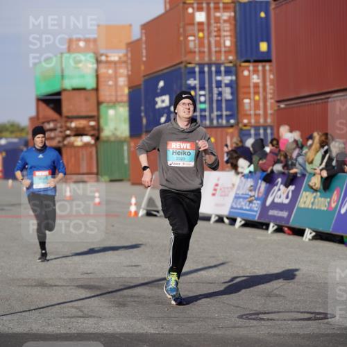 03.10.2025 - Köhlbrandbrückenlauf Michael Burmester http://msf.ph/oto/8999743 03.10.2025 10:04:14 Ziel 1056, 1245, 1370, 1533, 2323, 3067, 3830 meine-sportfotos.de