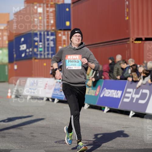 03.10.2025 - Köhlbrandbrückenlauf Michael Burmester http://msf.ph/oto/8999748 03.10.2025 10:04:14 Ziel 1056, 1245, 1370, 1533, 2323, 3067, 3830 meine-sportfotos.de