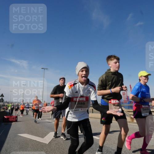 03.10.2025 - Köhlbrandbrückenlauf Matties Gatica Varas http://msf.ph/oto/8999762 03.10.2025 12:52:43 Position 2 4945, 5056, 5712 meine-sportfotos.de