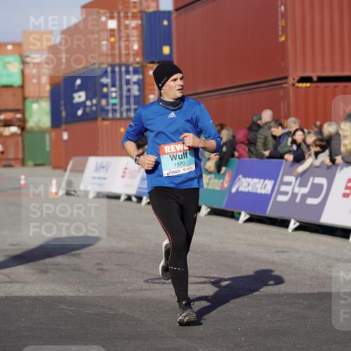 03.10.2025 - Köhlbrandbrückenlauf Michael Burmester http://msf.ph/oto/8999782 03.10.2025 10:04:16 Ziel 1245, 1370, 1533, 2323, 3067, 3301, 3830 meine-sportfotos.de