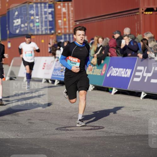03.10.2025 - Köhlbrandbrückenlauf Michael Burmester http://msf.ph/oto/8999811 03.10.2025 10:04:21 Ziel 1080, 1177, 1370, 2323, 3301, 3516, 3791 meine-sportfotos.de