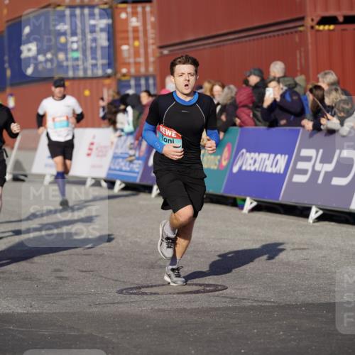 03.10.2025 - Köhlbrandbrückenlauf Michael Burmester http://msf.ph/oto/8999822 03.10.2025 10:04:21 Ziel 1080, 1177, 1370, 2323, 3301, 3516, 3791 meine-sportfotos.de
