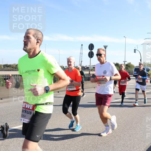 03.10.2025 - Köhlbrandbrückenlauf Julia Fischer http://msf.ph/oto/8999823 03.10.2025 12:13:45 Position 3 6364, 6632, 6631, 1 meine-sportfotos.de