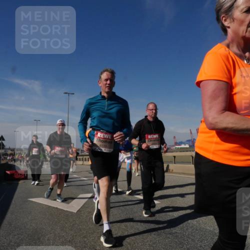 03.10.2025 - Köhlbrandbrückenlauf Matties Gatica Varas http://msf.ph/oto/8999869 03.10.2025 12:52:52 Position 2 6119, 4903 meine-sportfotos.de