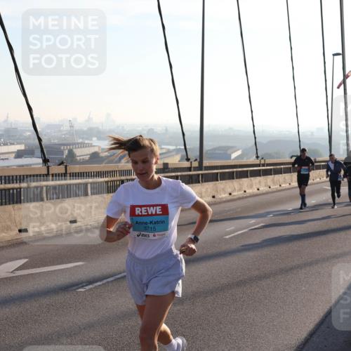 03.10.2025 - Köhlbrandbrückenlauf Julia Fischer http://msf.ph/oto/8999901 03.10.2025 09:19:23 Position 1 3715 meine-sportfotos.de