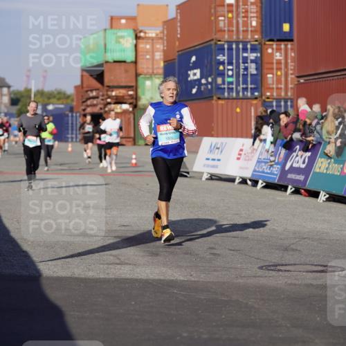 03.10.2025 - Köhlbrandbrückenlauf Michael Burmester http://msf.ph/oto/8999992 03.10.2025 10:04:30 Ziel 1025, 1073, 1080, 1308, 2029, 3379, 3516, 3791 meine-sportfotos.de