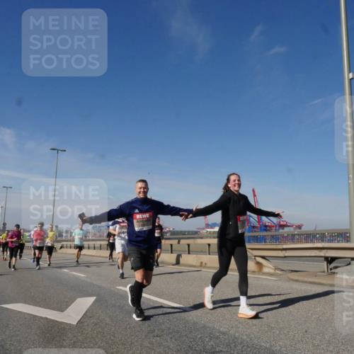03.10.2025 - Köhlbrandbrückenlauf Matties Gatica Varas http://msf.ph/oto/9000001 03.10.2025 12:53:03 Position 2 111, 118 meine-sportfotos.de