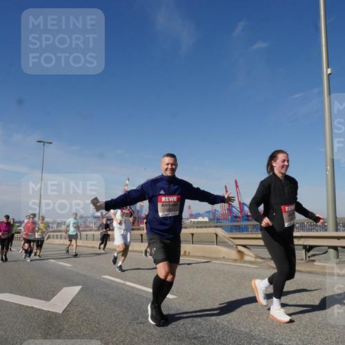 03.10.2025 - Köhlbrandbrückenlauf Matties Gatica Varas http://msf.ph/oto/9000006 03.10.2025 12:53:03 Position 2 111, 18 meine-sportfotos.de