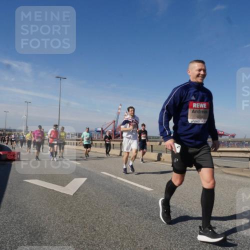 03.10.2025 - Köhlbrandbrückenlauf Matties Gatica Varas http://msf.ph/oto/9000014 03.10.2025 12:53:04 Position 2 111, 4204 meine-sportfotos.de