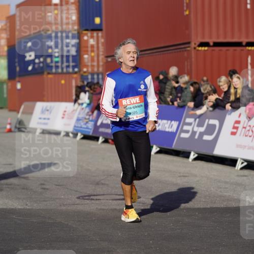 03.10.2025 - Köhlbrandbrückenlauf Michael Burmester http://msf.ph/oto/9000038 03.10.2025 10:04:31 Ziel 1025, 1073, 1308, 2029, 3379, 3791 meine-sportfotos.de