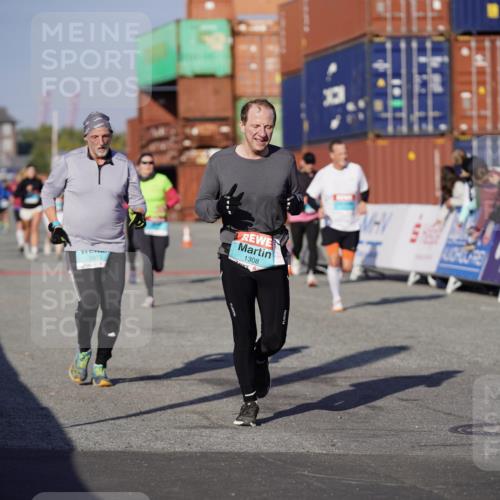 03.10.2025 - Köhlbrandbrückenlauf Michael Burmester http://msf.ph/oto/9000048 03.10.2025 10:04:34 Ziel 1025, 1073, 1218, 1308, 2029, 2672, 2822, 3160, 3379, 3799 meine-sportfotos.de