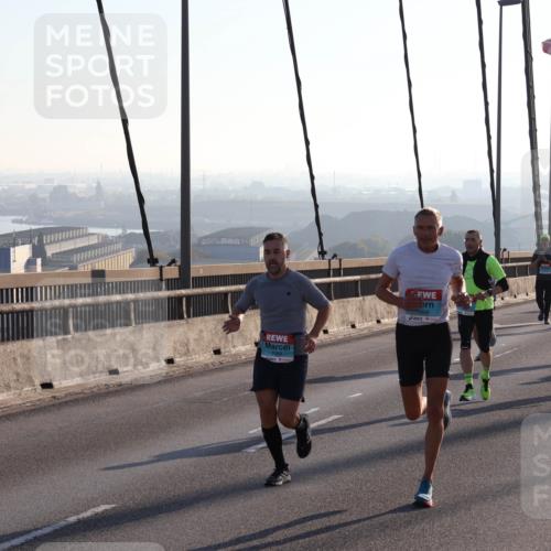 03.10.2025 - Köhlbrandbrückenlauf Julia Fischer http://msf.ph/oto/9000054 03.10.2025 09:20:04 Position 1 1048 meine-sportfotos.de